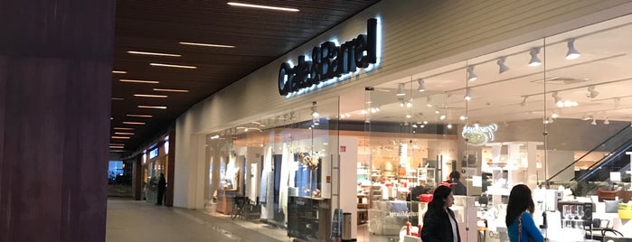 Crate&Barrel is one of สถานที่ที่ Xhuz ถูกใจ.