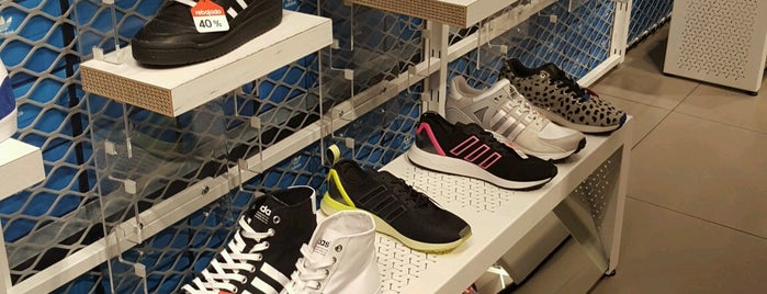 adidas is one of Isaákcitouさんのお気に入りスポット.