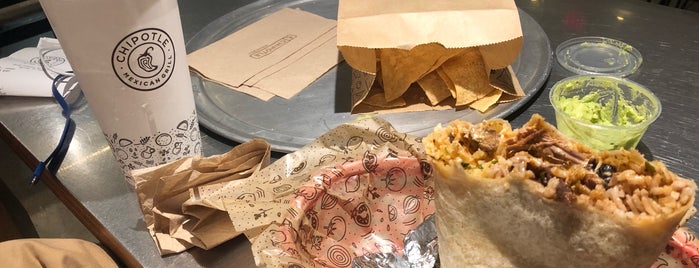 Chipotle Mexican Grill is one of สถานที่ที่ Greg ถูกใจ.