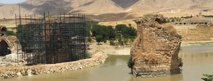 Hasankeyf Kalesi is one of Lieux qui ont plu à 2tek1cift.