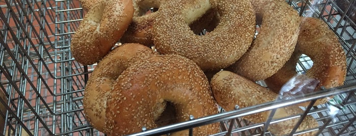 Golden New York Bagels is one of Sandraさんのお気に入りスポット.