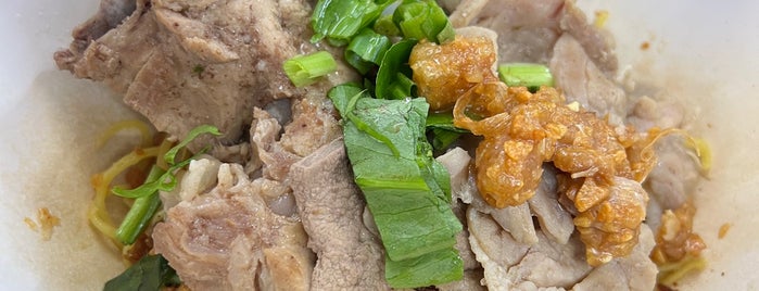 ก๋วยเตี๋ยวต้มยํา หมูตําลึง (ลุงจําเนียร) is one of Favourite Food in BKK.