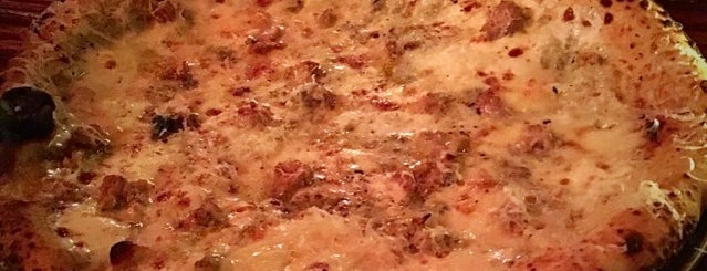 Roberta's Pizza is one of Lugares favoritos de Jim.