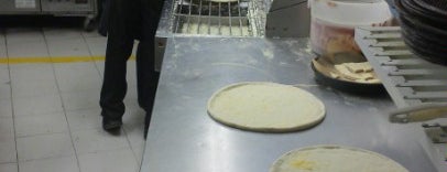 Domino's Pizza is one of Locais curtidos por Manuel.