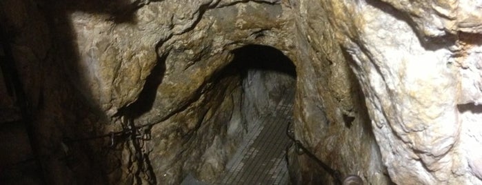 Hezekiah's Tunnel is one of สถานที่ที่ Carl ถูกใจ.