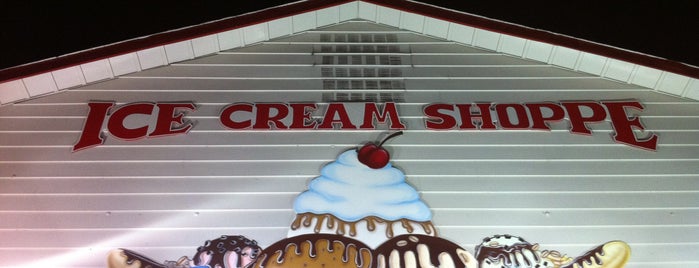 Ice Cream Shoppe is one of Lugares guardados de Lizzie.
