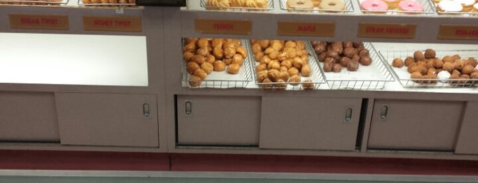 Honey Fluff Donuts is one of Lugares favoritos de Spencer.