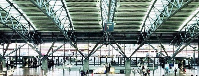 Hamburg Airport Helmut Schmidt (HAM) is one of Locais curtidos por Erdem.