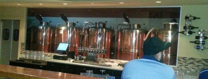 Bulldog Brewery is one of Locais curtidos por Ryan.