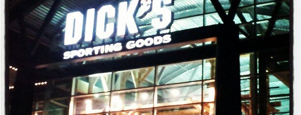 DICK'S Sporting Goods is one of สถานที่ที่ Ricardo ถูกใจ.