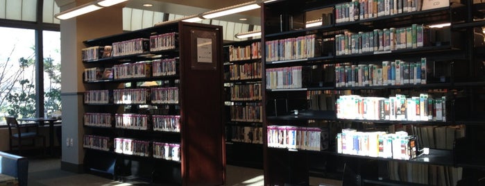 East Anaheim Library is one of J'ın Beğendiği Mekanlar.