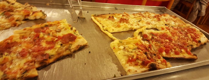 Ristorante Pizza a Metro da "Gigino" L'Università della pizza is one of Locais curtidos por Giggi.