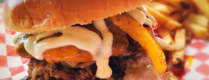 Ozzy's Burger is one of Lugares favoritos de Ethan.