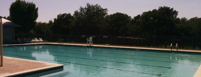 Stone Canyon Pool is one of สถานที่ที่ Rebecca ถูกใจ.