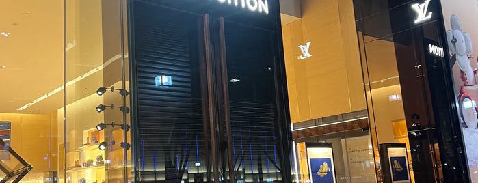 Louis Vuitton is one of staffのいるvenues.