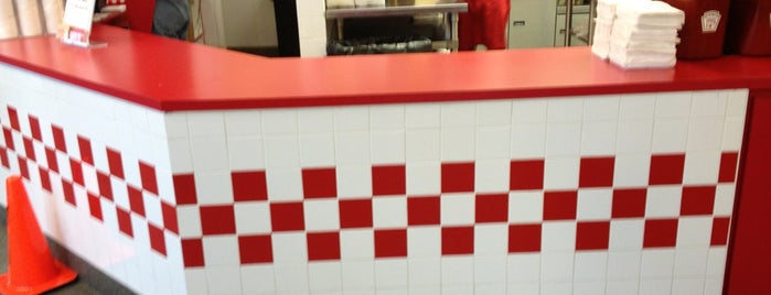 Five Guys is one of Lesleyさんのお気に入りスポット.