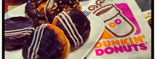 Dunkin' is one of Lugares favoritos de Stacy.
