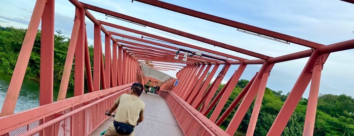 Lorong Halus Bridge is one of Locais curtidos por Freddie.