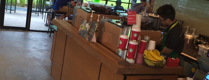 Starbucks is one of Orte, die Roger gefallen.