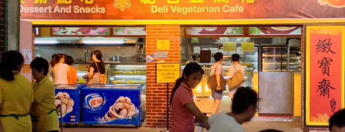 Deli Vegetarian Café is one of Tempat yang Disukai Sara.