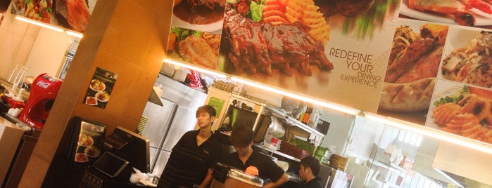 Common Grill by Collin's is one of สถานที่ที่ MrChingu ถูกใจ.