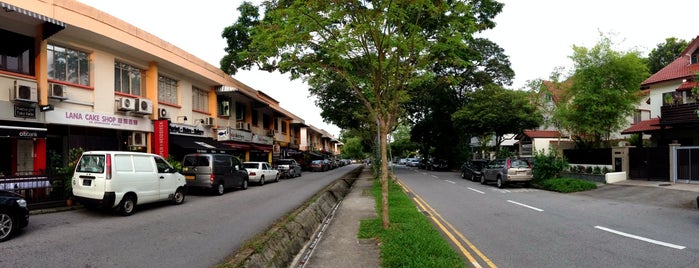 Greenwood Avenue is one of Locais curtidos por James.