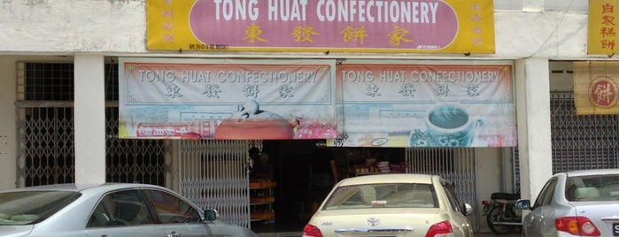 Tong Huat Confectionary 东发饼家 is one of Neu Tea's Kluang Trip.