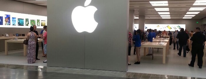 Apple Store is one of สถานที่ที่ Reneeshia ถูกใจ.