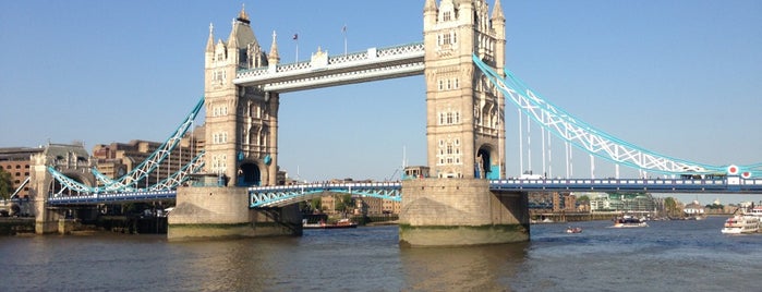 Тауэрский мост is one of London.