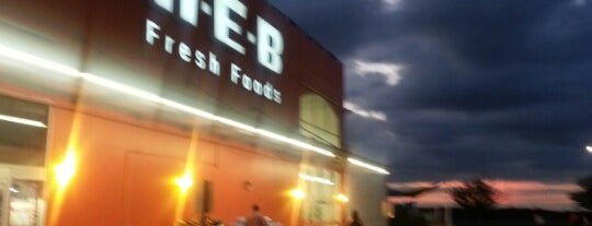 H-E-B is one of สถานที่ที่ Omar ถูกใจ.