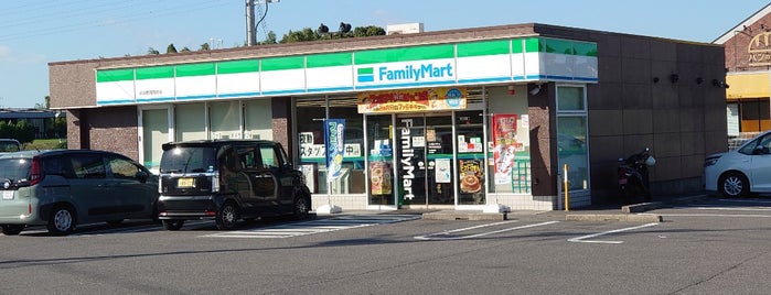 ファミリーマート 半田岩滑西町店 is one of 知多半島内の各種コンビニエンスストア.