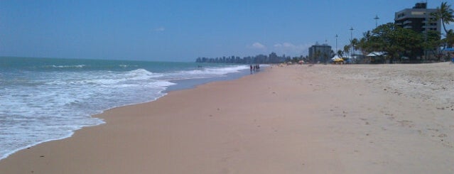 Praia de Boa Viagem is one of Karol’s Liked Places.