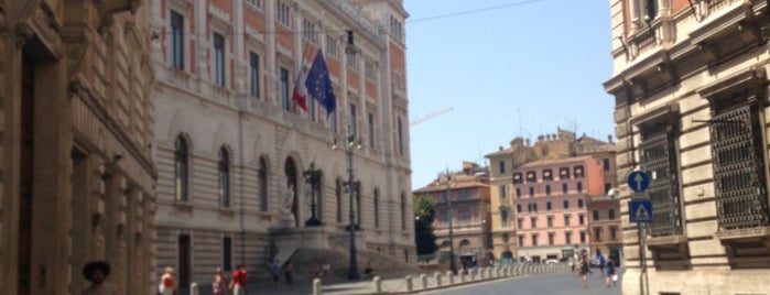 Piazza San Lorenzo in Lucina is one of Tempat yang Disukai Mujdat.