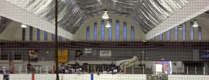 Honnen Ice Arena is one of Matthew's Saved Places.