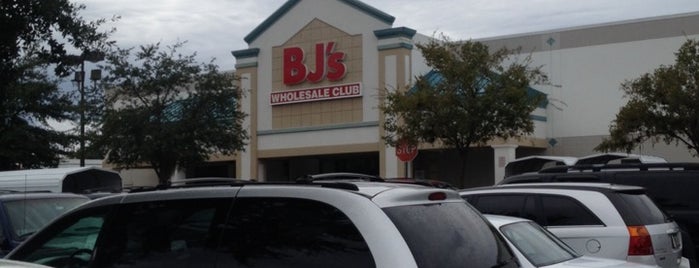 BJ's Wholesale Club is one of Tempat yang Disukai Theo.