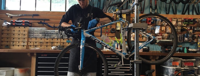 Portland Bicycle Studio is one of Matt'ın Beğendiği Mekanlar.