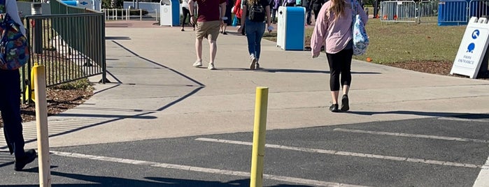 Hook Parking Lot is one of Magic kingdom.