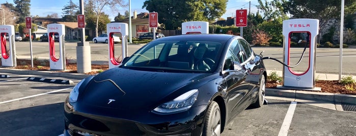 Tesla Supercharger is one of สถานที่ที่ Alan ถูกใจ.