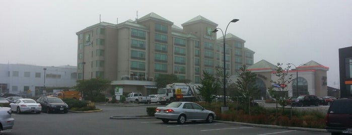 Holiday Inn Vancouver Airport is one of Tempat yang Disukai Valentino.