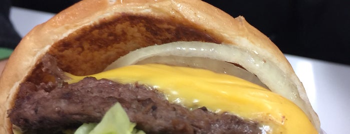 In-N-Out Burger is one of Lugares favoritos de Angelo.