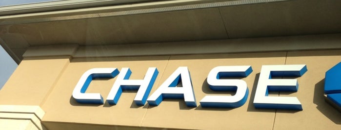 Chase Bank is one of สถานที่ที่ Bradley ถูกใจ.