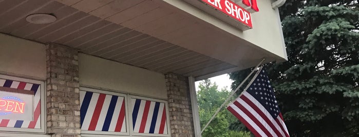 Hat's Off Barber Shop is one of สถานที่ที่ JAMES ถูกใจ.