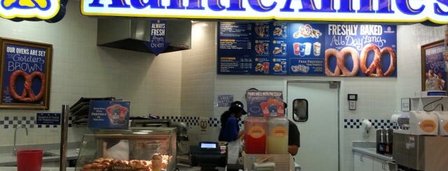 Auntie Anne's is one of Justinさんのお気に入りスポット.