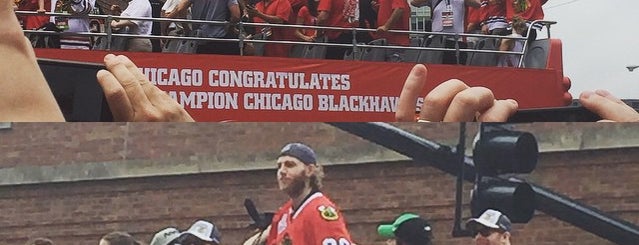 Blackhawks Stanley Cup Parade 2013 is one of Posti che sono piaciuti a Andrew.