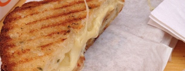 Milk Truck Grilled Cheese at South Street Seaport is one of สถานที่ที่บันทึกไว้ของ Katrina.