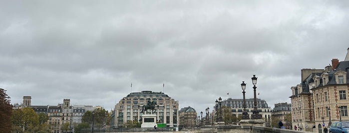 Pont Saint-Michel is one of Francs.