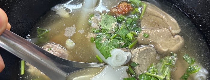 เซ้ง ก๋วยจั๊บสะท้านฟ้า is one of Locais curtidos por Pravit.