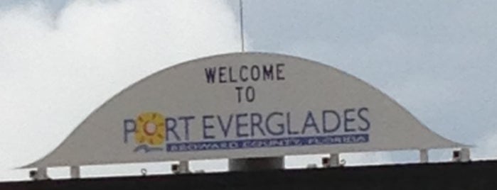 Port Everglades Dock Gate is one of Tempat yang Disukai Winnie.