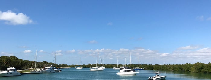 Boater's Grill Restaurant is one of Lieux qui ont plu à Nayane.