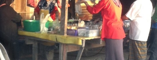 nasi ayam bakar daging bakar n satay cherang is one of kelate food.